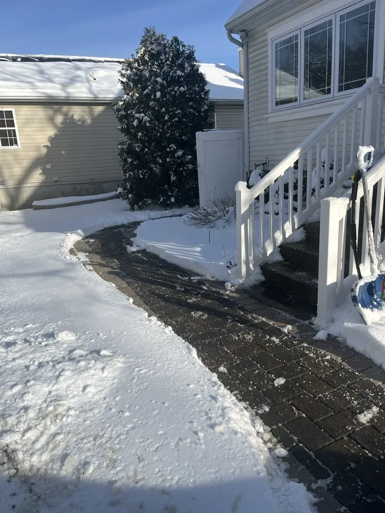 Expert yard cleanup service for homes across Brookhaven, NY - Design by De Vellis