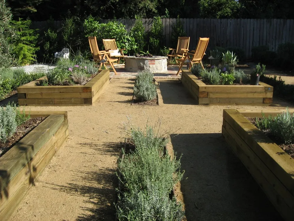 Expert yard maintenance experts serving Los Angeles, CA - Design by Nature Studio
