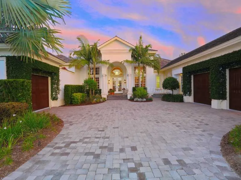 Custom lawn mowing service experts serving Sarasota, FL - DesignScapes