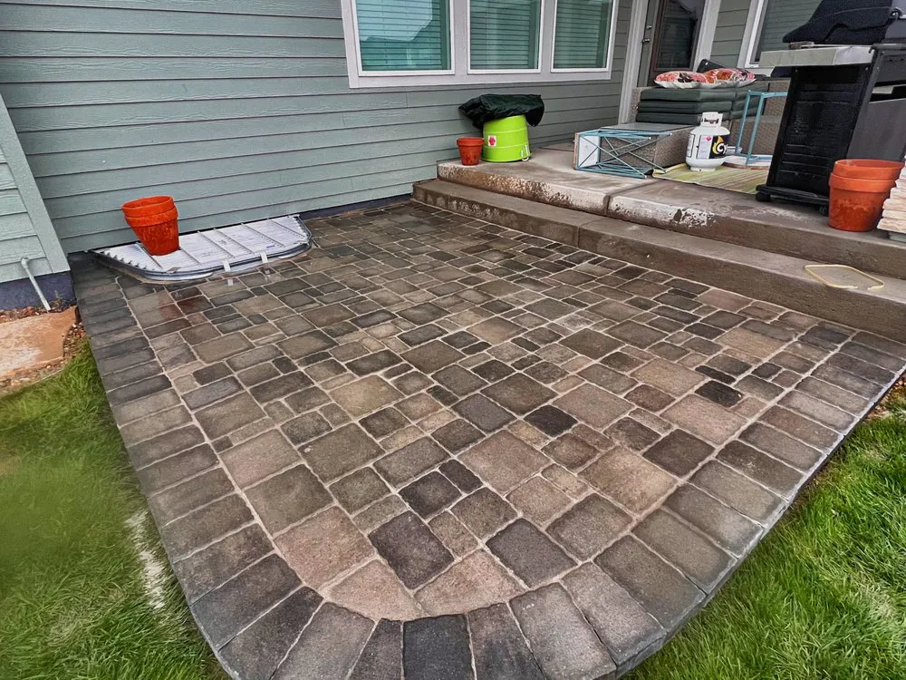 Affordable lawn care service with custom design in Aurora, CO by Detailcrews