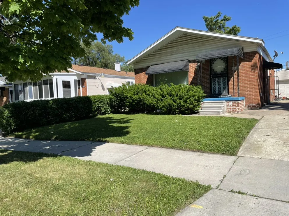 Reliable lawn mowing service experts serving River Rouge, MI - Detroit Ground Maintenance And Power Washing