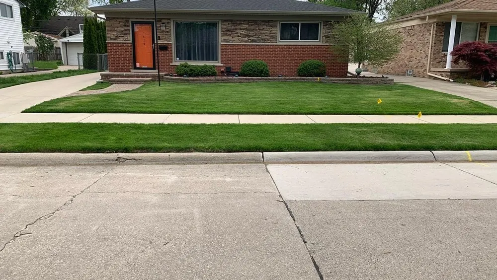 Affordable yard cleanup service in Bloomfield Hills, MI by Detroit Landscaping Company