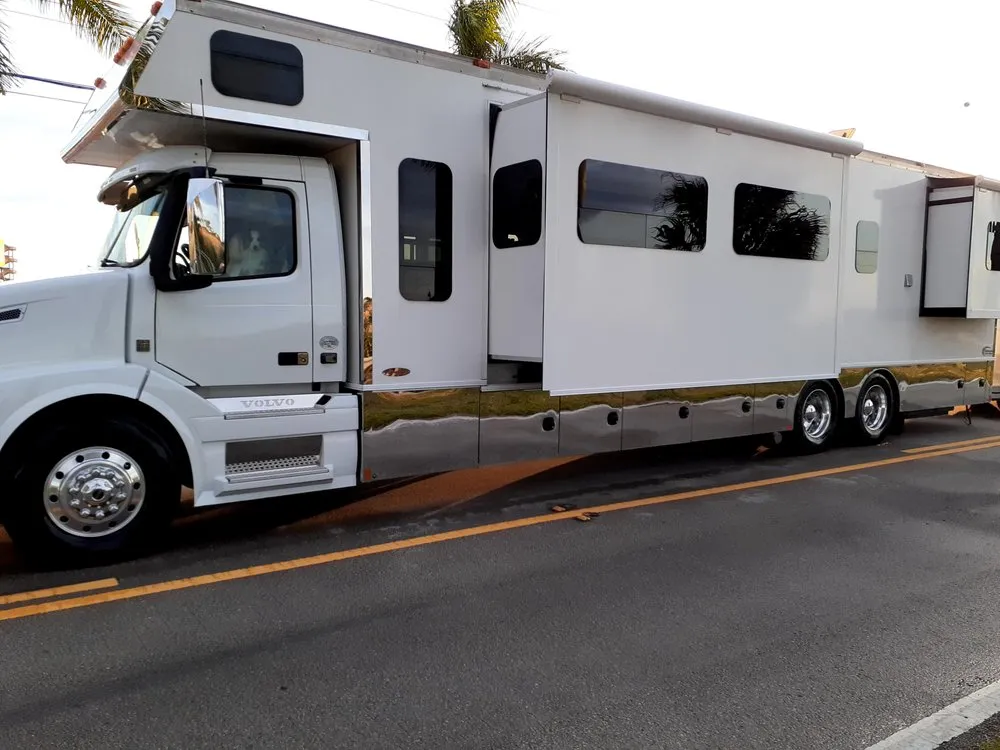 Trusted yard cleanup service in Miami, FL - Dewberry & Mills Cleaning Services