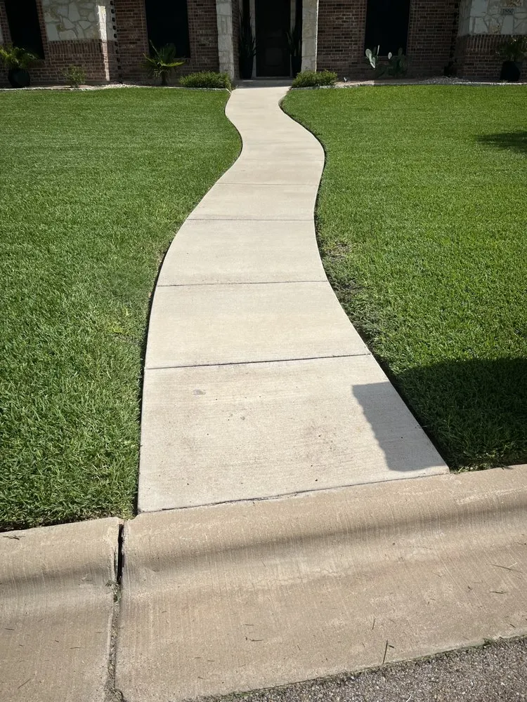 Local lawn mowing service for homes across Killeen, TX - Dexterous hands