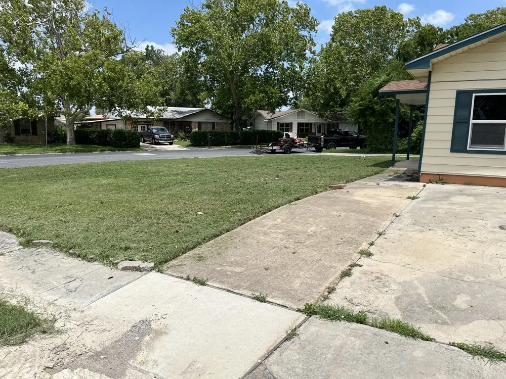 Reliable lawn care service experts serving Killeen, TX - Dexterous hands