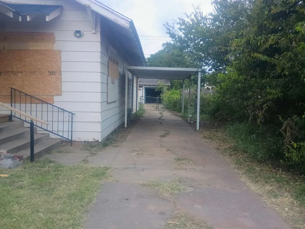 Expert yard cleanup service for beautiful yards in Wichita Falls, TX by Dfn Lawn & House Remodeling