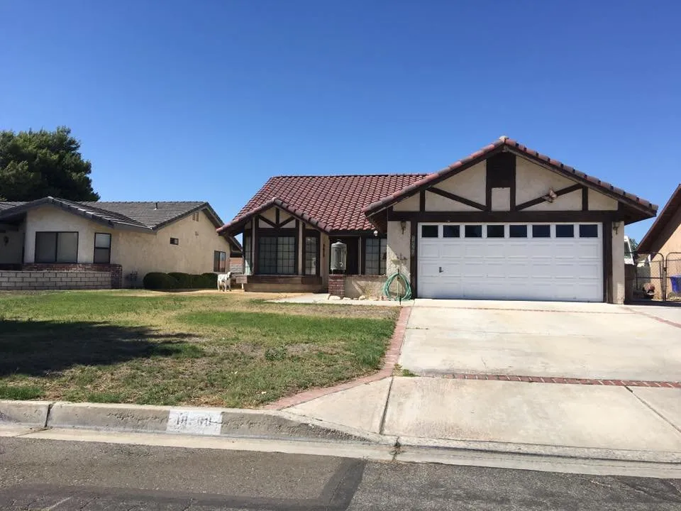 Professional lawn mowing service in Victorville, CA - DG's Lawncare