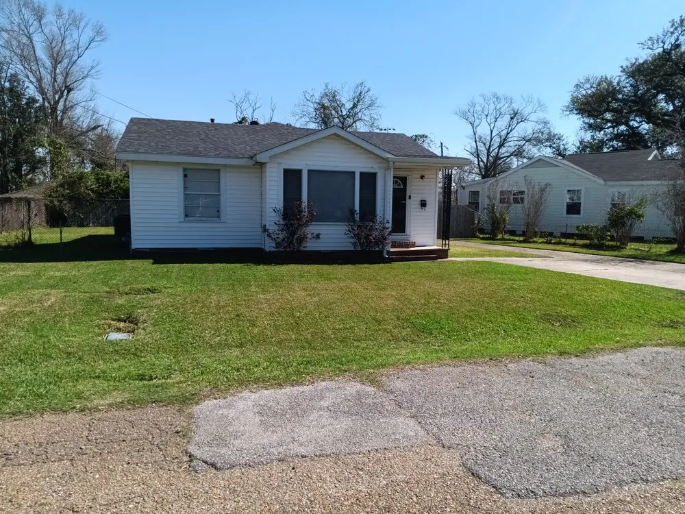 Custom yard maintenance in Lake Charles, LA by DGT's Services