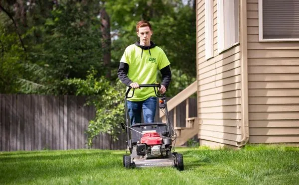 DH Lawn Care Logo