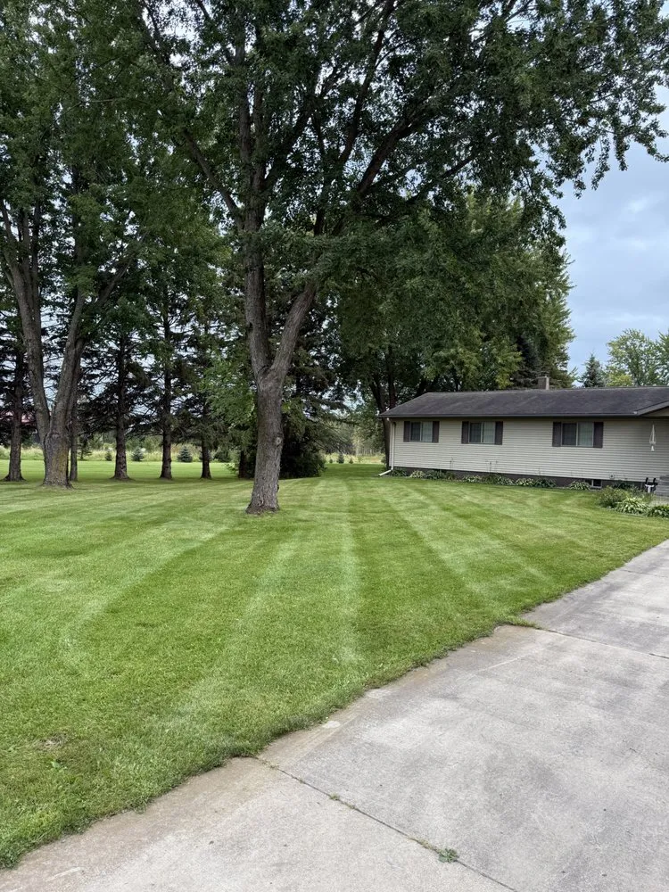 Top-rated yard maintenance experts serving Little Falls, MN - Diamond Cut Lawn And Landscape