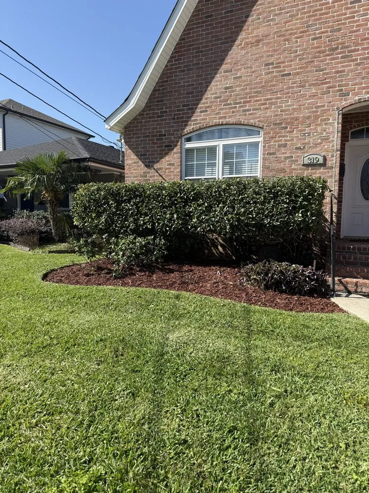 Custom yard maintenance for homes in Marrero, LA by Diamond Cut Lawn Maintenance
