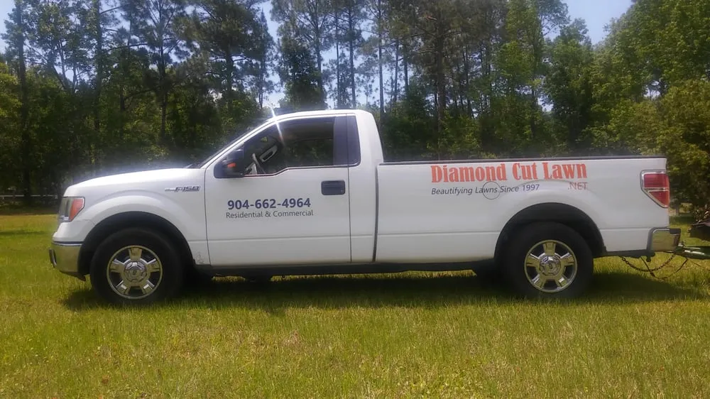Custom lawn mowing service experts serving Saint Johns, FL - Diamond Cut Lawn Maintenance