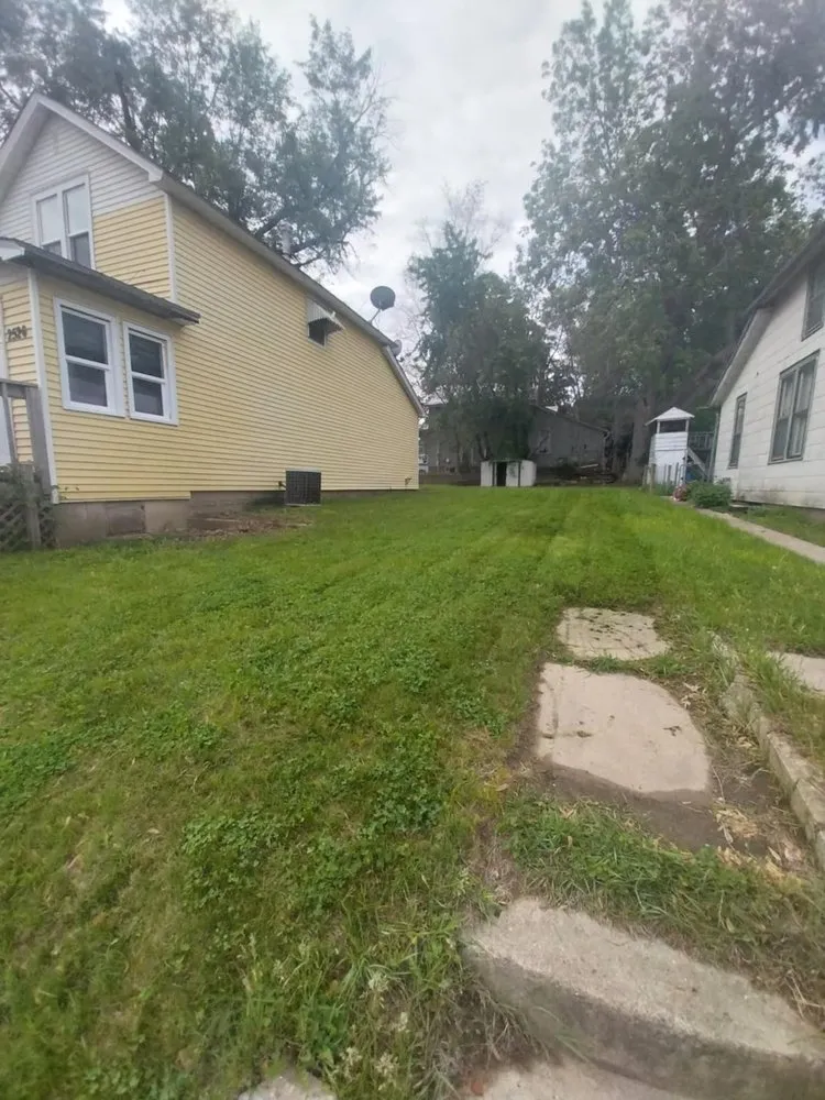 Affordable garden landscaping experts serving Sioux City, IA - Diamond Cutz Lawn Care