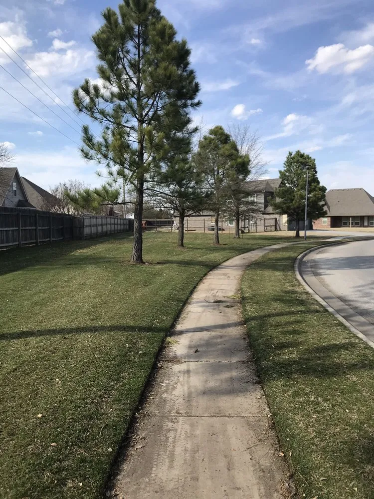 Custom lawn mowing service near you across Broken Arrow, OK - Diamond Lawn Care