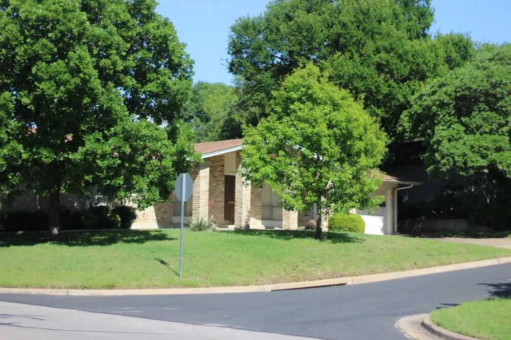 Top-rated garden landscaping for beautiful yards in Orlando, FL by Diamond Lawn Care