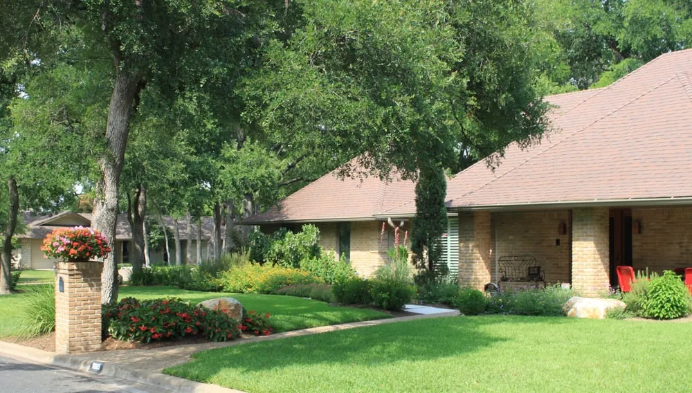 Local lawn mowing service in Manchaca, TX - Diamondscape