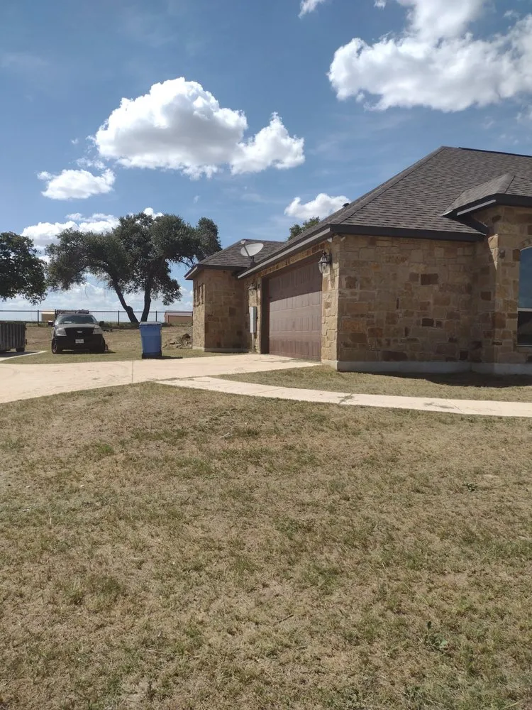 Top-rated landscaping services in Floresville, TX by Diaz Yard Service