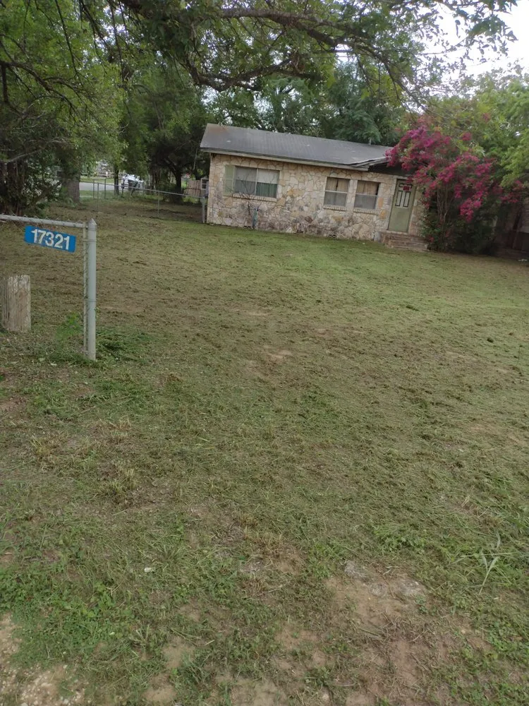 Top-rated lawn care service in Floresville, TX by Diaz Yard Service