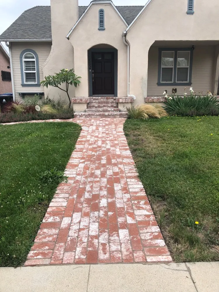 Trusted yard cleanup service for beautiful yards in Glendale, CA by Dibara Masonry
