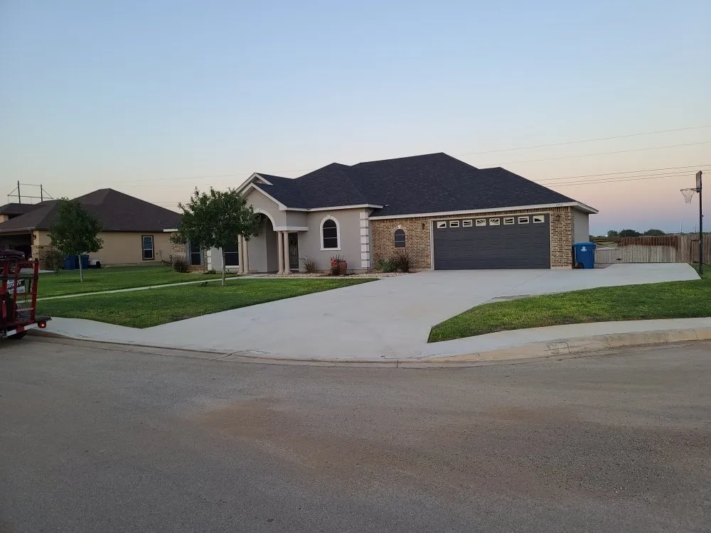 Affordable yard cleanup service for beautiful yards across Castroville, TX - Dickey's Handyman Service