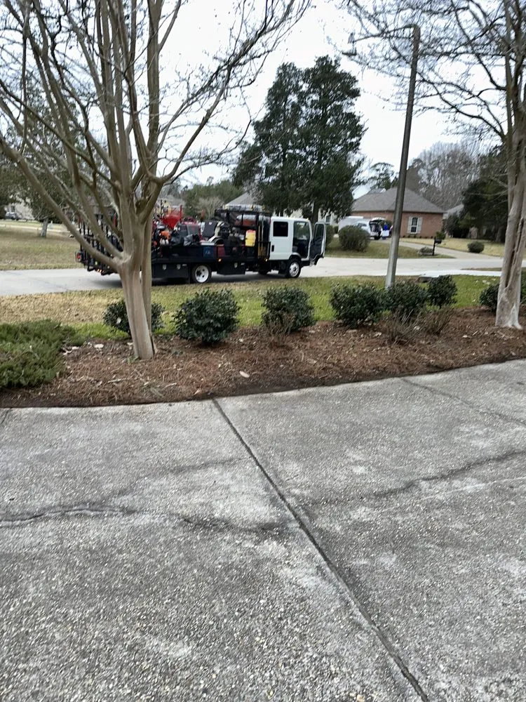 Custom garden landscaping for beautiful yards in Covington, LA by Dig & Cut Lawn and Landscape