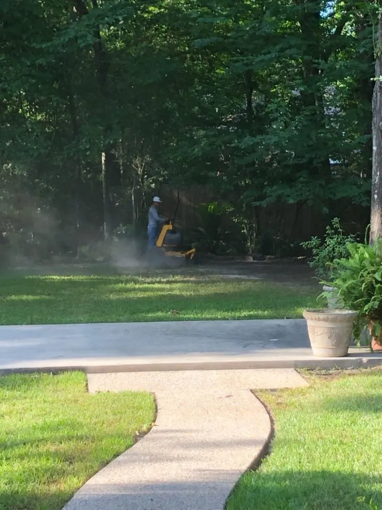 Local lawn care service for homes in Conroe, TX by Dilmer Quintanilla Landscaping Services