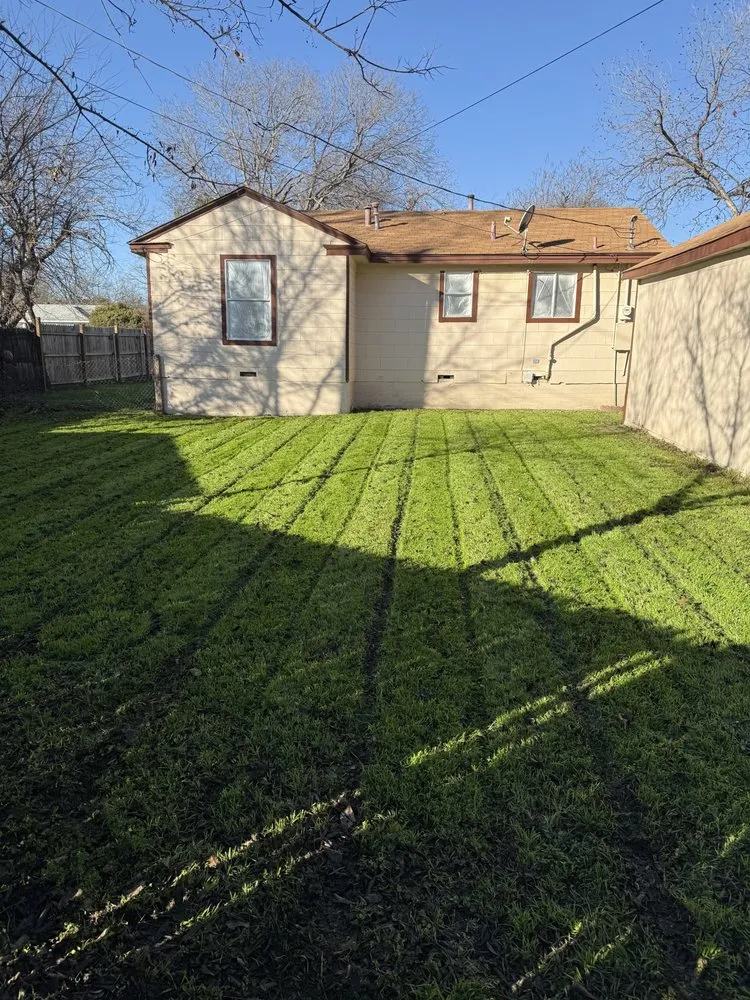 Custom lawn mowing service in Dallas, TX by Dinos Green Grass