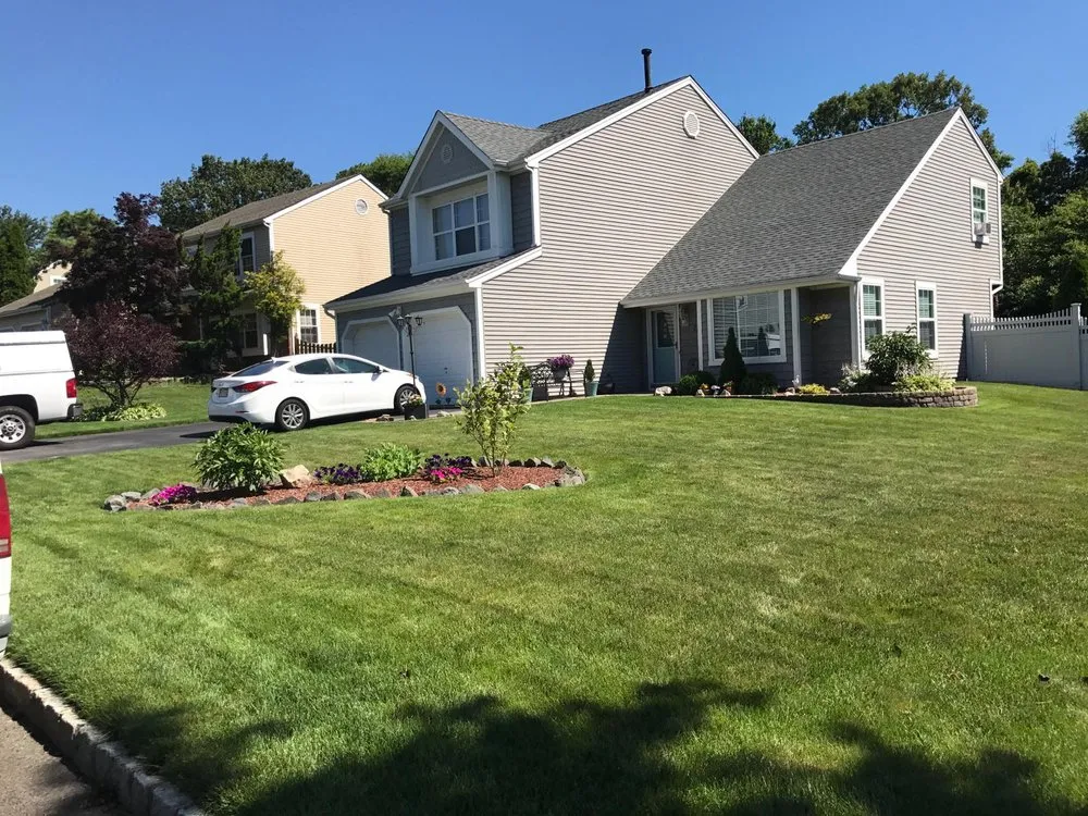 Reliable lawn care service in Eatontown, NJ - Dirt & Turf