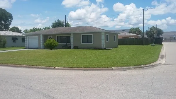 Local residential landscaping for year-round maintenance in St Petersburg, FL by Discount Lawn Cuts