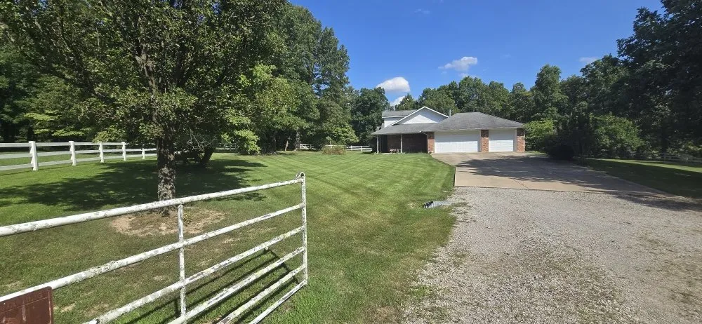 Top-rated lawn mowing service in Mountain Home, AR by Discount Services