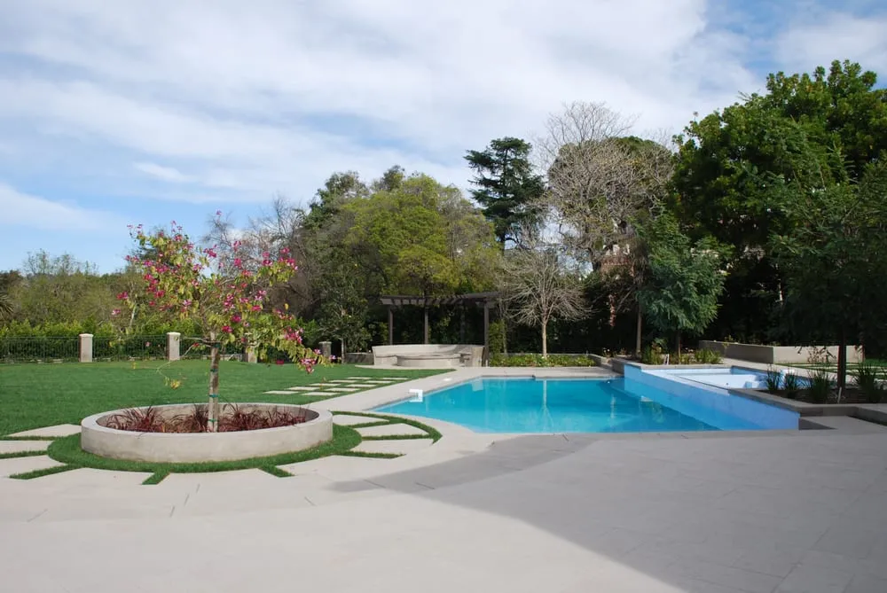 Expert lawn mowing service experts serving Sherman Oaks, CA - Discovery Landscaping