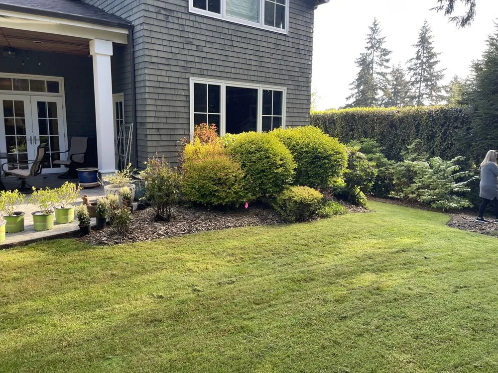Custom lawn mowing service for beautiful yards in Kent, WA by Distinctive Landscape