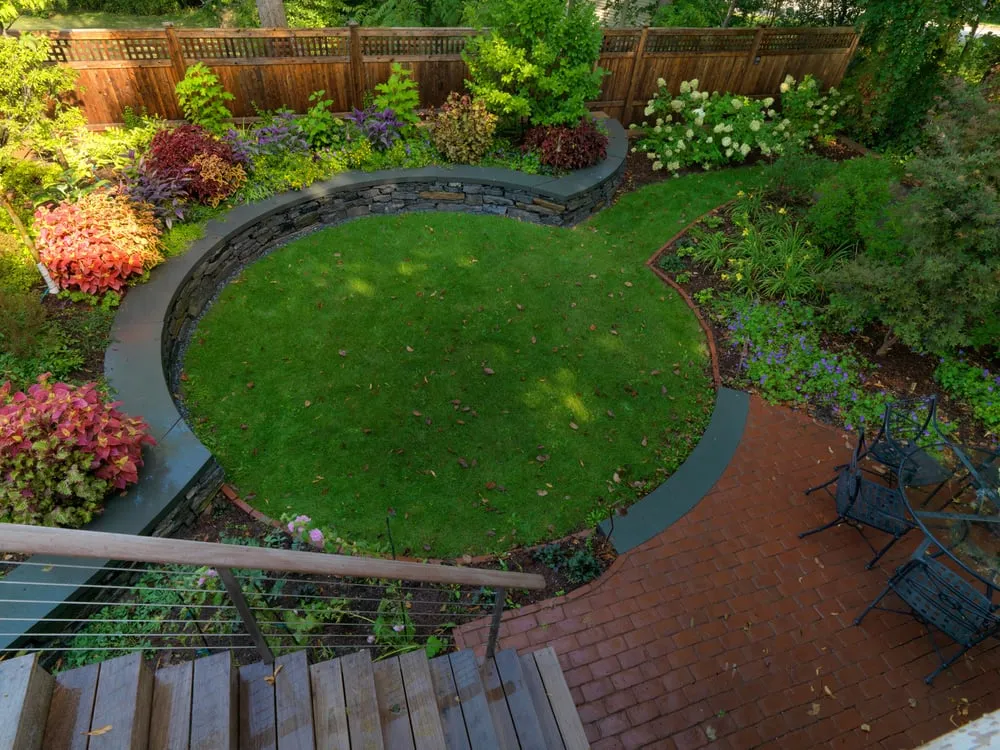 Top-rated yard maintenance for beautiful yards in Charlotte, VT by Distinctive Landscaping