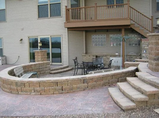 Distinctive Landscaping Logo