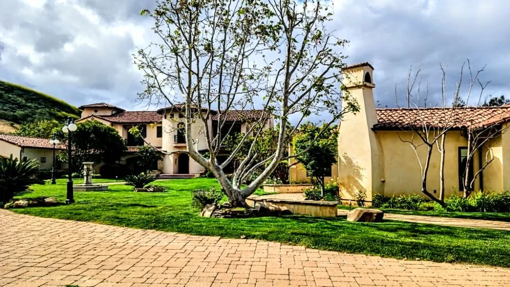 Reliable lawn mowing service in Oxnard, CA - Divine Landscape