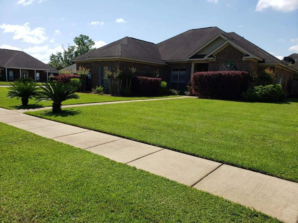 Custom yard cleanup service for residential properties across Mobile, AL - Dixon's Lawn Service
