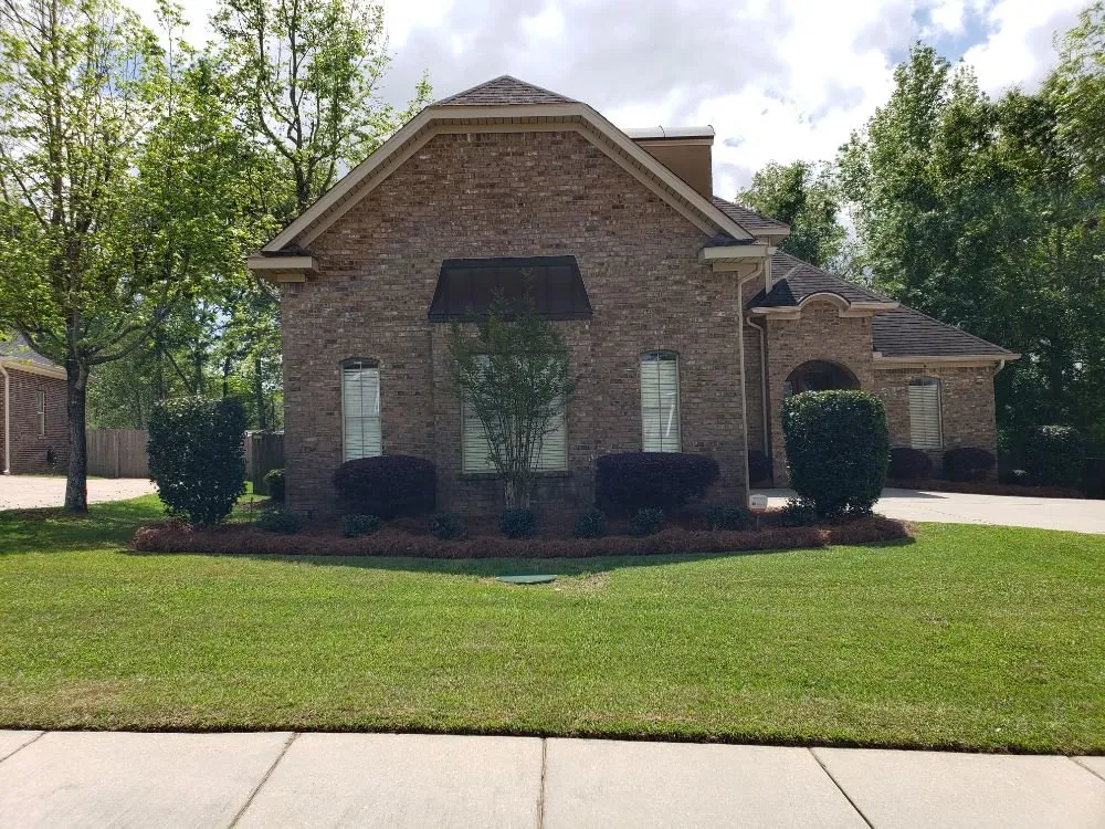 Custom lawn care service in Mobile, AL by Dixon's Lawn Service