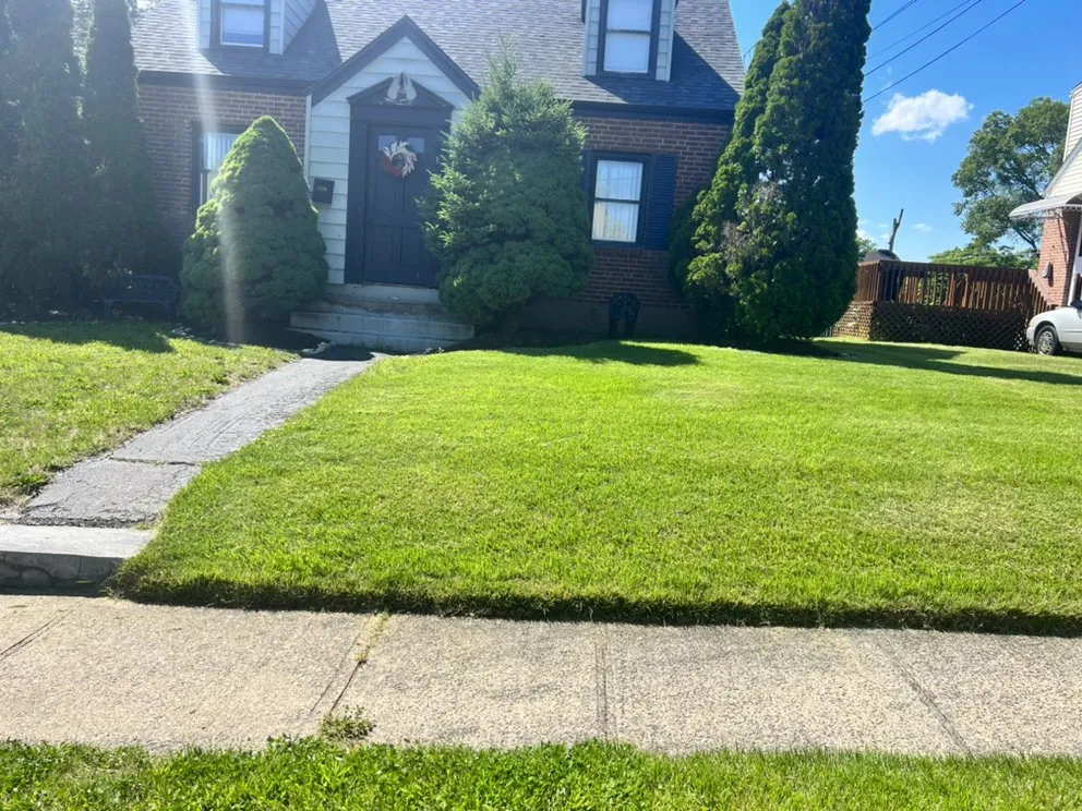 Professional lawn mowing service in Hamden, CT - D&J Family Lawn Care