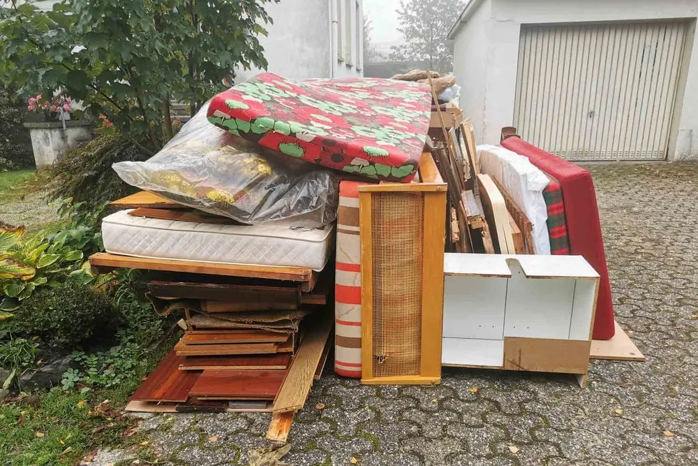 Affordable lawn mowing service experts serving Honolulu, HI - DLK Lawncare And Junk Removal