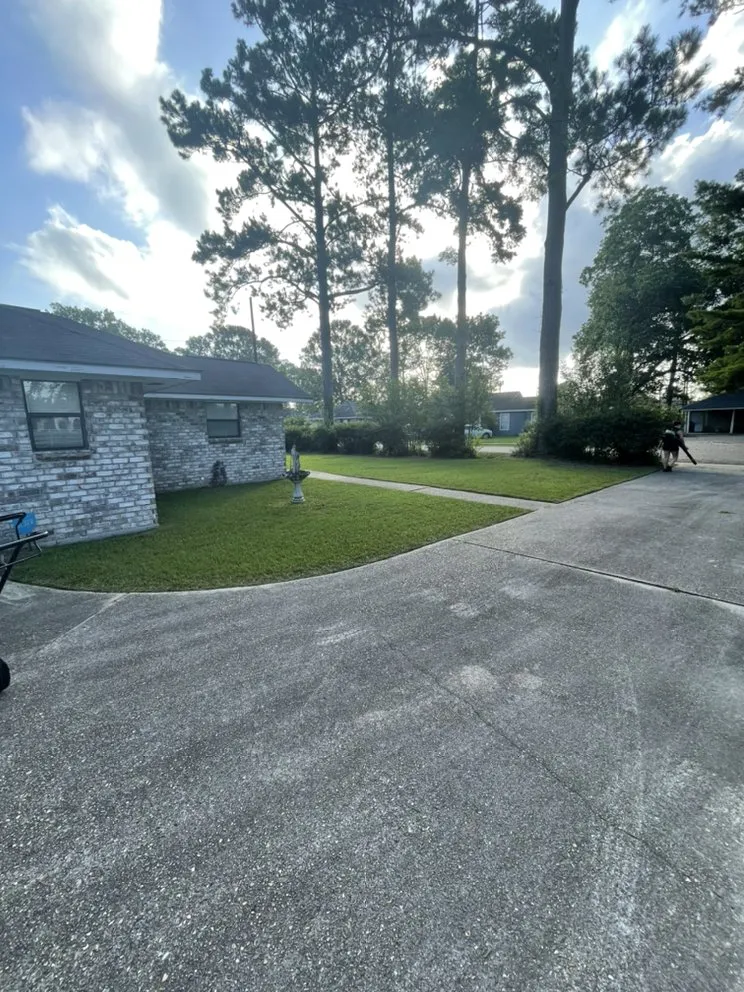 Local garden landscaping for residential properties in Denham Springs, LA by DNA’s Lawn Care