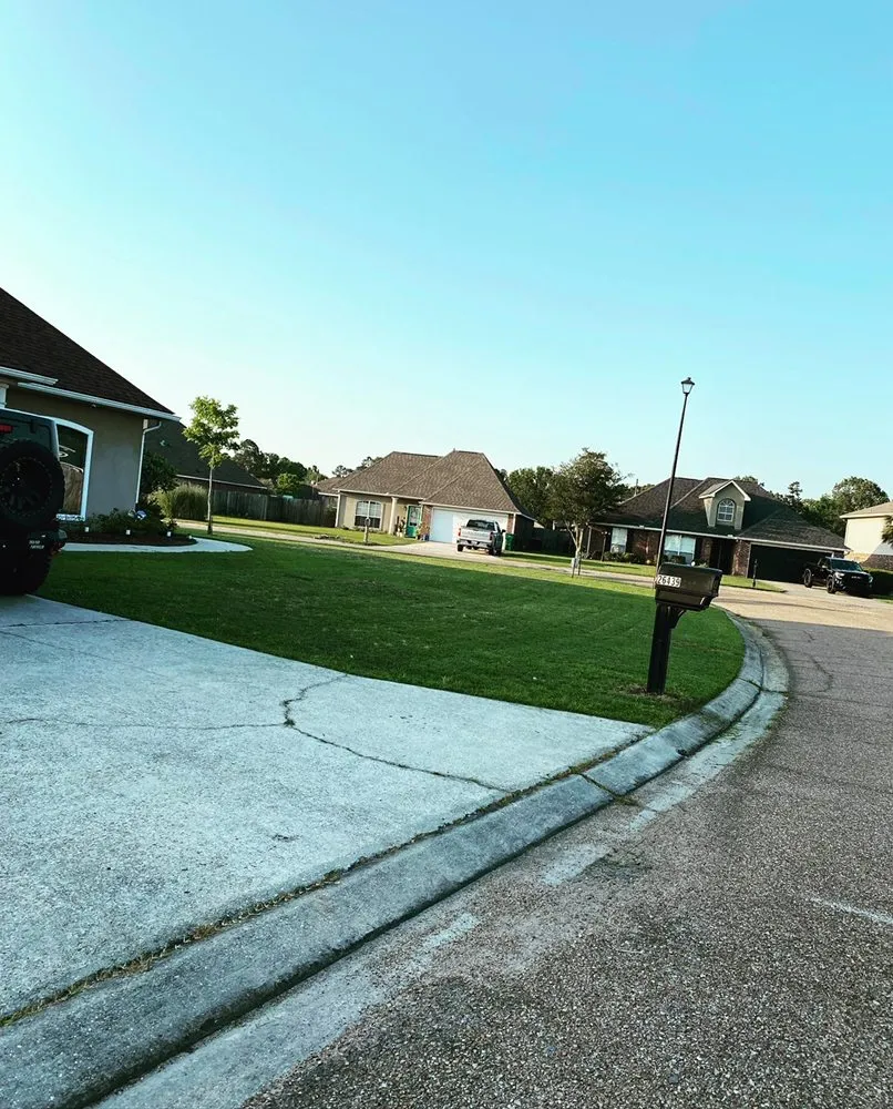 Reliable lawn mowing service experts serving Denham Springs, LA - DNA’s Lawn Care