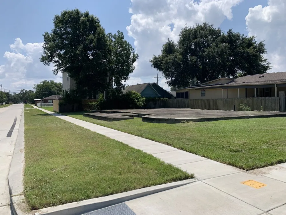 Professional outdoor landscaping for year-round maintenance in Slidell, LA by Do U Right