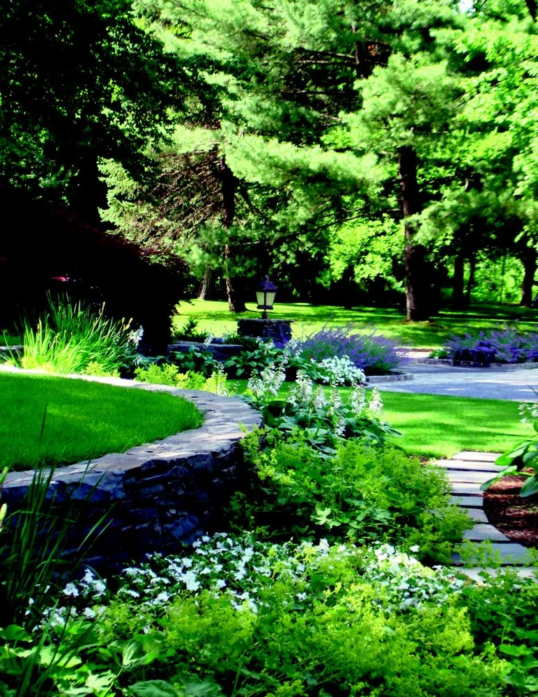 Expert garden landscaping in Oyster Bay, NY by Dodds & Eder