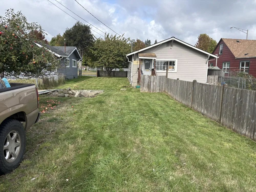 Local yard cleanup service for beautiful yards across Hoquiam, WA - Doe Services