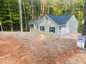 Expert yard cleanup service in Fredericksburg, VA by Domingo Mateo Landscaping