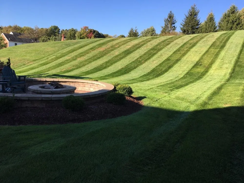 Affordable lawn mowing service experts serving Finleyville, PA - Donas Outdoor Living