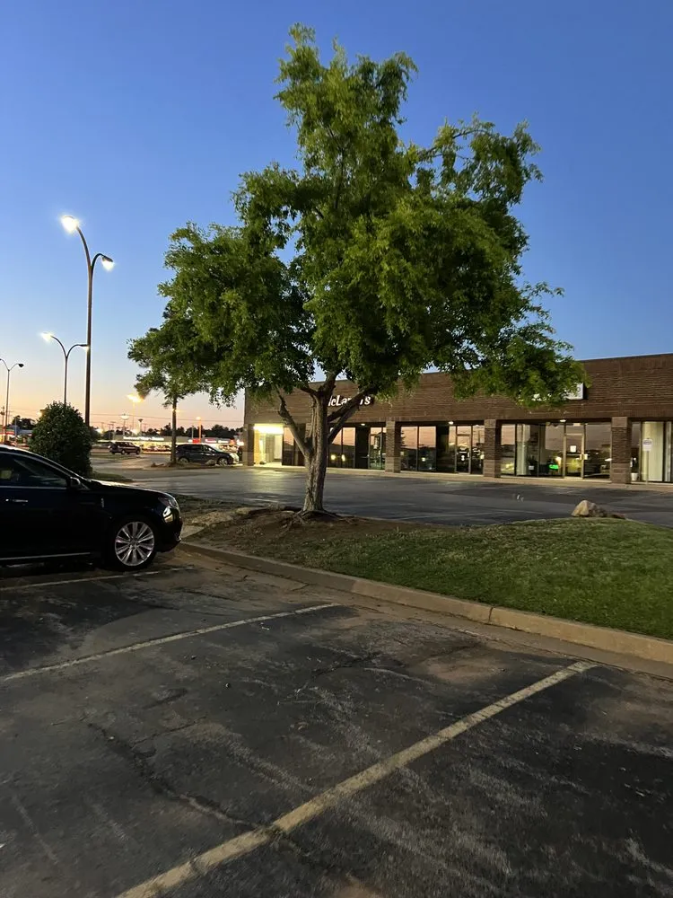 Local lawn mowing service experts serving Edmond, OK - Dos Gringos Lawn