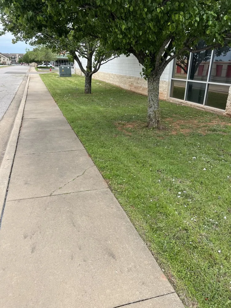 Top-rated landscaping services for homes in Edmond, OK by Dos Gringos Lawn