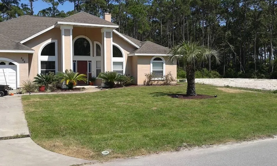 Custom lawn care service experts serving Panama City, FL - Doster’s