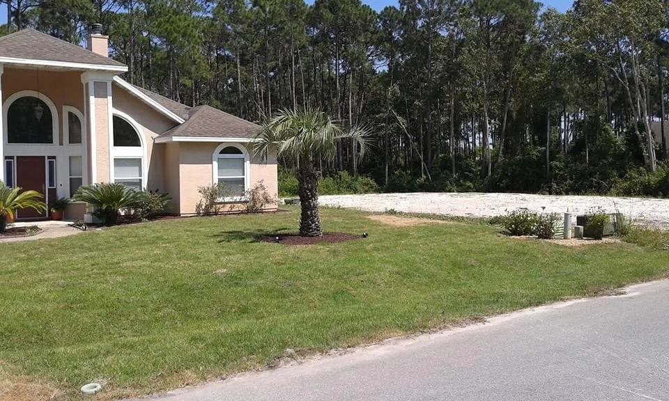 Custom lawn care service in Panama City, FL by Doster’s